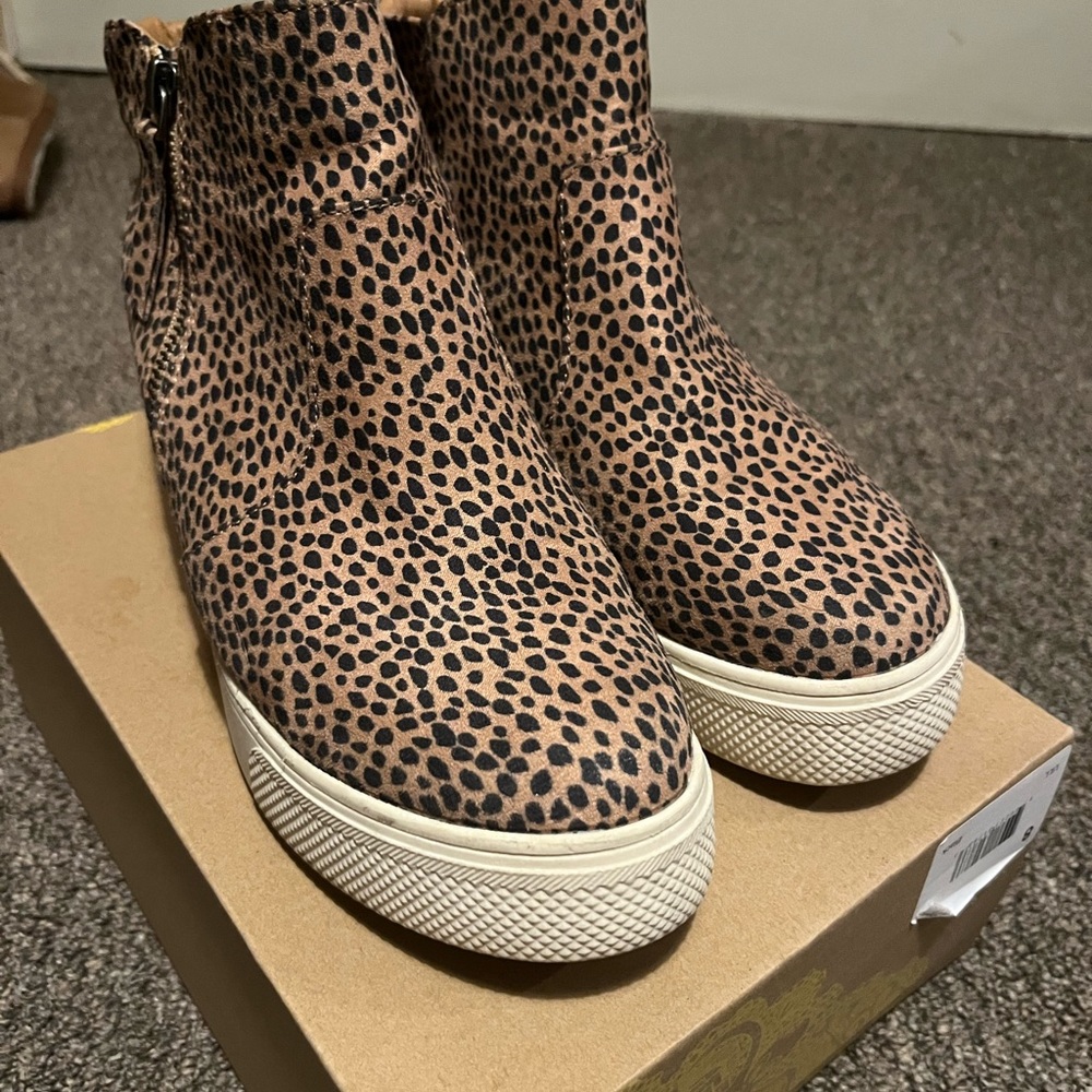 Universal thread platform tennis shoe